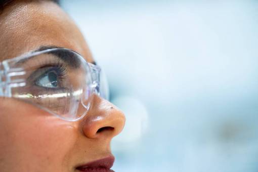 cuidado Retrato de una científica con gafas protectoras