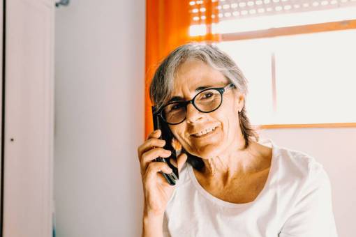internet Retrato de una anciana hablando por teléfono