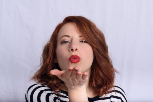 cortar Mujer pelirroja que sopla un beso