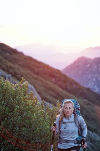 Mujer, excursionismo, en la montaña