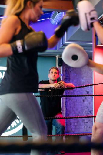 hembra Mujer practicando boxeo en el gimnasio