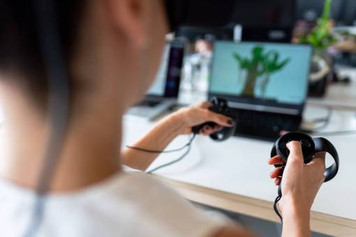 programa Aplicaciones de programación de mujer con controladores de realidad virtual