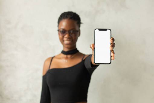 internet Mujer mostrando la pantalla del teléfono móvil en blanco