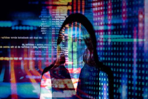 internet Mujer con reflejo de código. Concepto de tecnología