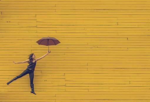 hembra Mujer con paraguas sobre fondo amarillo