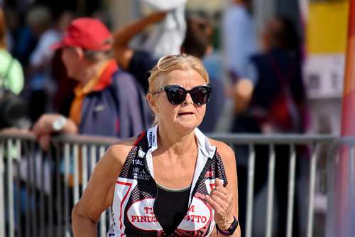 jogging face granny elderly blonde fitness jogging grandmother endurance marathon portrait geriatri lansia menjaga pandemi kebugaran masa artikel pasien untuk kb