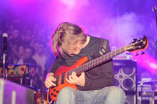 ejecutando concierto de rock cantante instrumento musik guitarra músico ejecutante guitarrista instrumentos musicales gitaris konser penyanyi musisi pemain gitar batu
