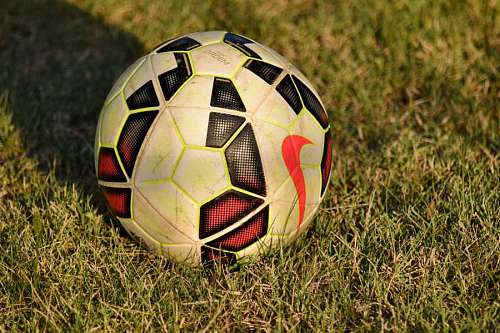 fútbol pelota de fútbol sombra campo de hierba cuero voetbal heidenheim trifft wiesbaden steigt bremen ab erneut rettet descenso werder hsv scheitert