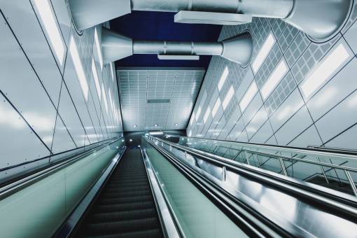 arriba arquitectura edificio infraestructura escalera mecánica abajo arriba luces