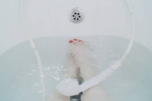 pierna bañera agua baño ducha remojar pierna