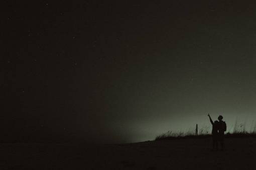 observacion blanco y negro oscuro cielo nocturno estrellas personas que miran las estrellas