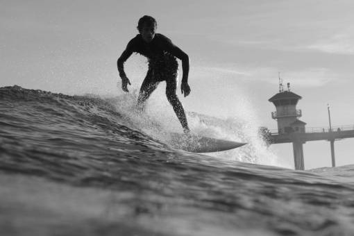 aventura de verano blanco y negro chico hombre surf deporte olas puente