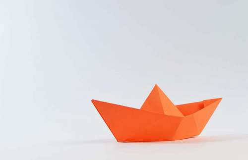 miniatura barco de juguete de papel naranja blanco jugar en miniatura