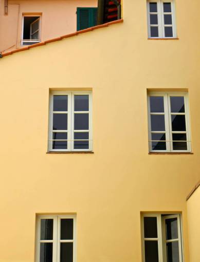 estructura construida edificio fachada ventanas pared exterior pintado amarillo