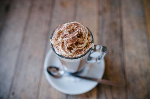 escarcha capuchino bebida helada cuchara de platillo de vidrio de caramelo