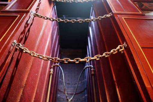 cadena cadenas eslabones paredes rojas