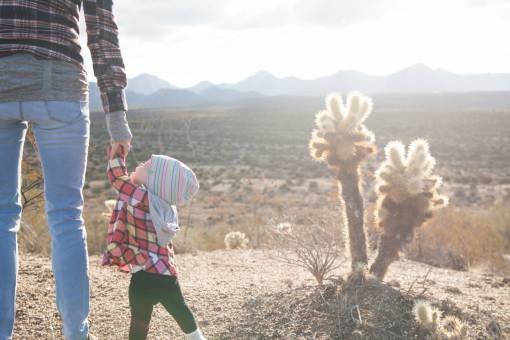 bebida caliente niño sosteniendo la mano madre bebé niño niña