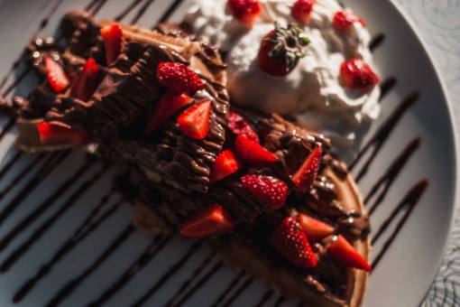 chocolate  cream  dessert  starwberry  fruit  food  tasty
