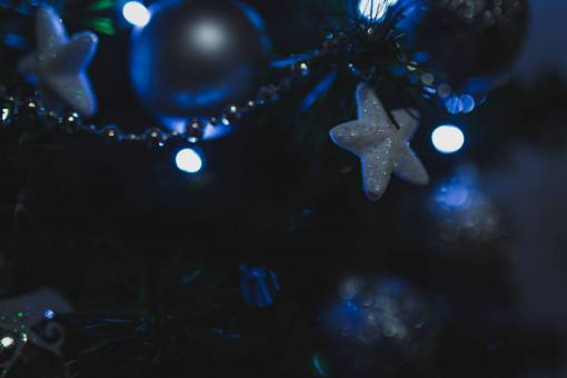 tarde árbol de navidad luces estrellas decoraciones adornos festivo