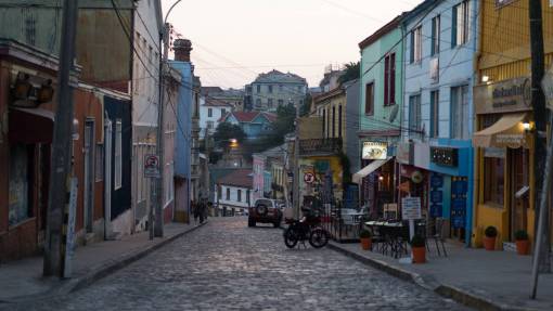 cobblestone  street  city  buildings  hill  restaurant  cafe
