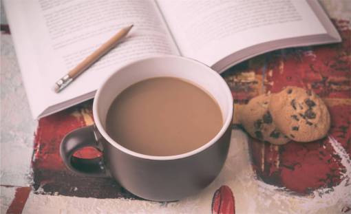 chip café libro lápiz galletas con chispas de chocolate taza de lectura