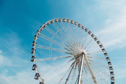 rueda de la fortuna, cielo azul, parque de atracciones, paseo, aventura
