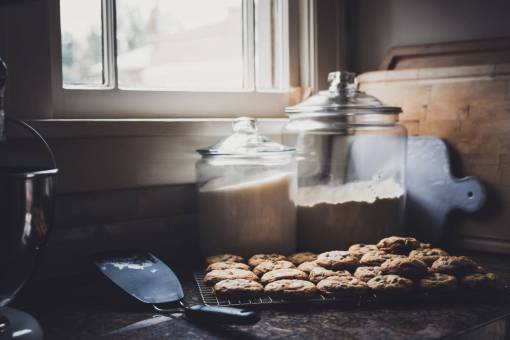chip galletas recién horneadas ventana de harina con chispas de chocolate