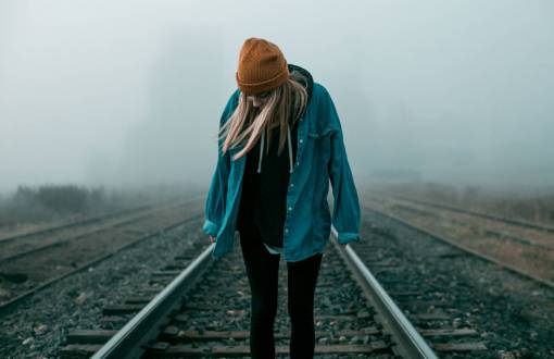 hipster chica rubia mujer linda bonita tren trenes