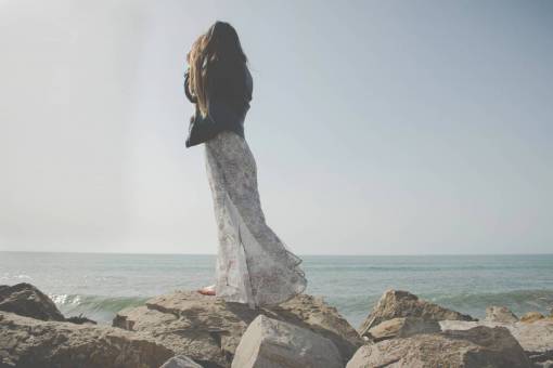 vestido de mujer niña mujer gente vestir moda estilo de vida rocas