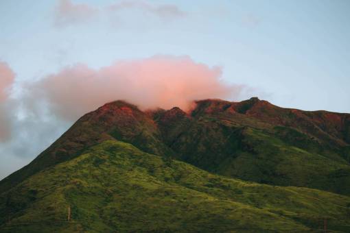 pico de la montana hierba verde highland montaña pico cumbre nube