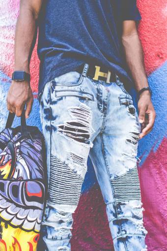 afro chico hombre moda jeans rasgados pared colorida