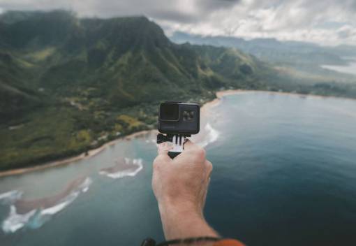 mano ir cámara profesional selfie naturaleza paisaje montaña