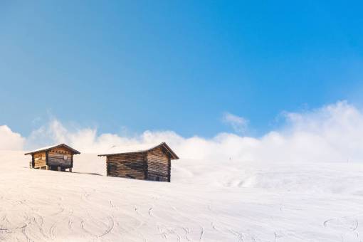 montaña montaña nieve invierno casa nubes blancas