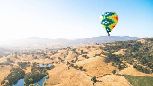 globo globo de aire caliente cielo azul agua del lago