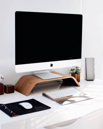 alta tecnologia imac teclado mouse computadora altavoces escritorio blanco