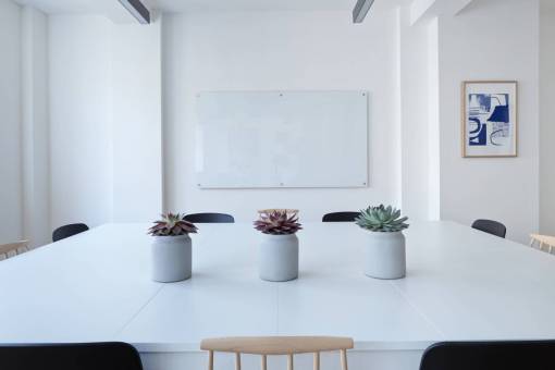 tablero mesa interior sillas florero marco de pared