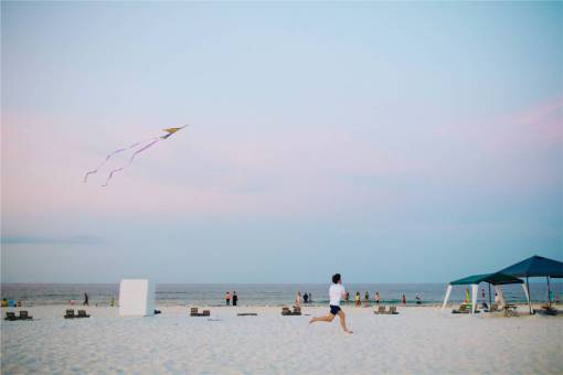 comet kite  beach  sand  shore  people  running  guy