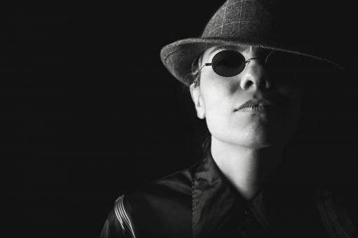 hombre chico gafas de sol sombrero fedora cara en blanco y negro