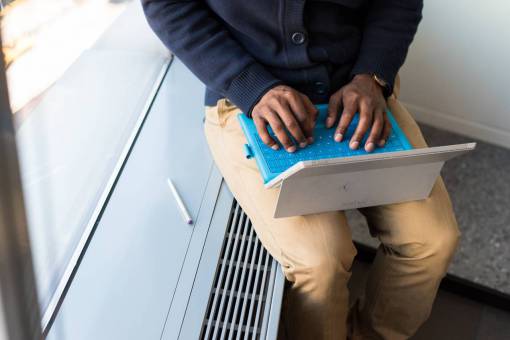 pc hombre que trabaja con el tipo de código del desarrollador del ordenador portátil windows