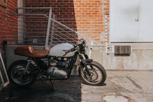 exterior del edificio Motocicleta estacionamiento de vehículos de motor fuera del edificio soleado