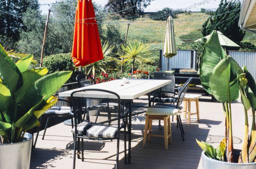 cubierto muebles de jardín sombrillas mesas sillas plantas madera
