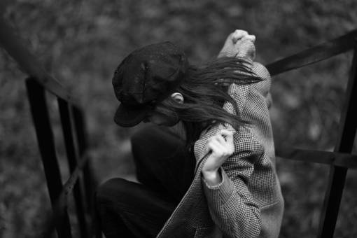 abrigo gente gorra abrigo sentado afuera en blanco y negro