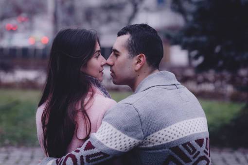 besos gente pareja amor beso abrazo al aire libre hombre