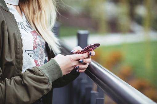 mensaje de texto gente niña mujer sola esperando mensajes de texto móvil