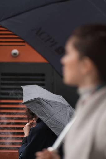 cigarrillo gente niña mujer difuminar lluvia negro paraguas