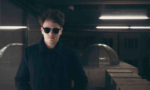 abrigo gente hombre chico gafas de sol solo abrigo negro