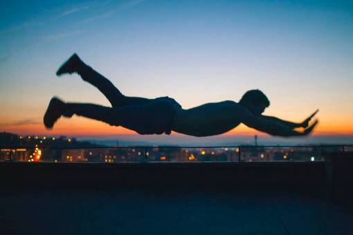 gente hombre saltar silueta sombra atardecer nubes