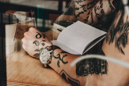 cuerpo gente hombre leyendo libro mesa de madera muñeca