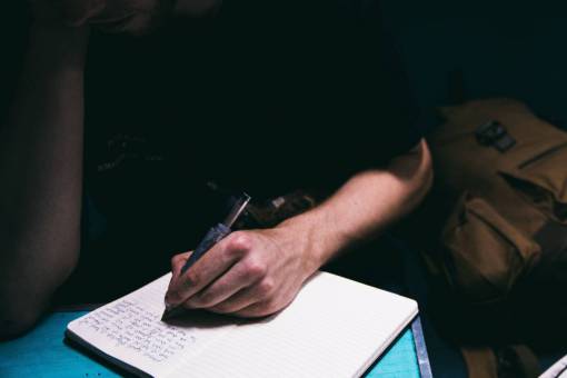escritura gente, hombre, escritura, cuaderno, bolígrafo, estudio, luz