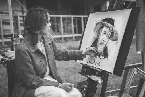 charco gente mujer blanco y negro pintura al carbón dibujo arte